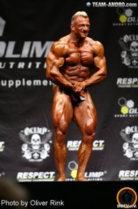 Bei vielen Posen ist eine gute Bauchmuskulatur ein Blickfang, Achim Weitz bei der Deutschen Meisterschaft 2011, Sieger Männer bis 90 kg