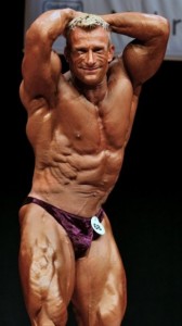 Seitliche Bauchmuskulatur gezeigt von Achim Weitz bei der Deutschen Meisterschaft 2008, Sieger Männer bis 90 kg