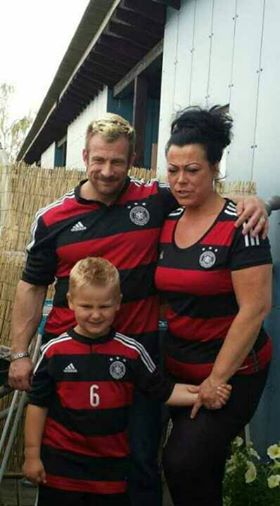 Achim und seine Familie, natürlich im passenden Weltmeisterschafts-Look!!!